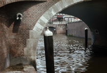 836076 Gezicht op de Stadsbuitengracht te Utrecht ter hoogte van de Weerdbrug, met op de voorgrond de Zandbrug over de ...